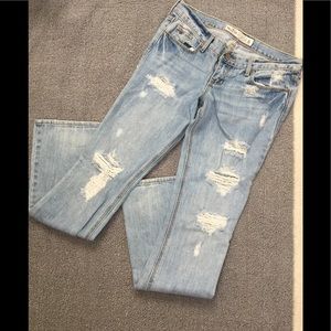 Hollister Distressed detail and Light wash 3R
